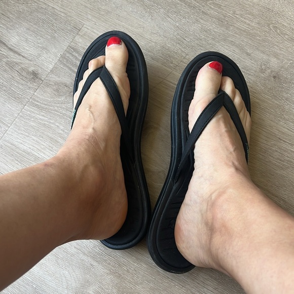 Two pairs of flip flop (Teva & Puma) both in size 8 and color black and brown - Picture 6 of 11